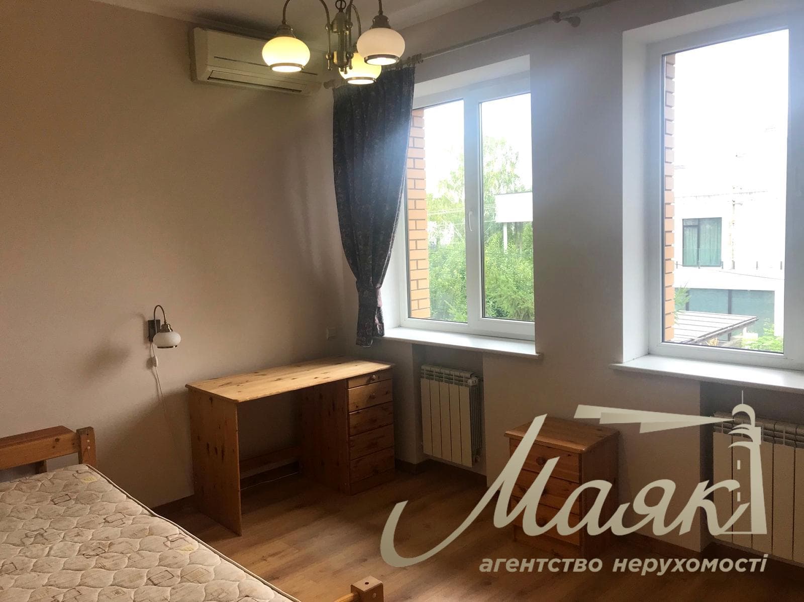 For sale luxury house on the bank of the Dnieper in the elite cooperative "Chernobylets", Obolonsky district, Kiev.