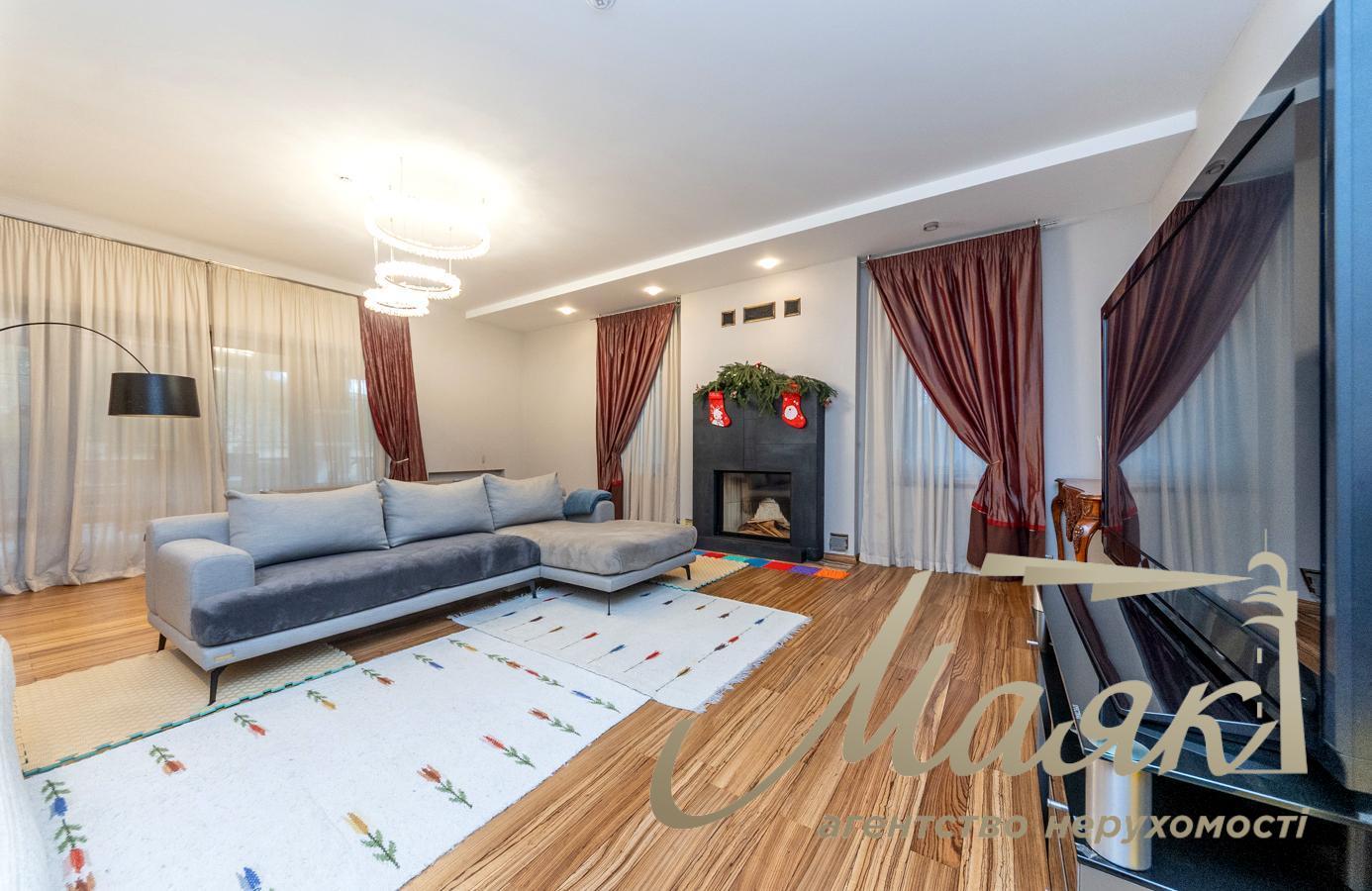 For sale house 400m2 in the village. Romankov, suburbs of Kiev, 18 acres, 8 km to Kiev, in Obukhiv district.