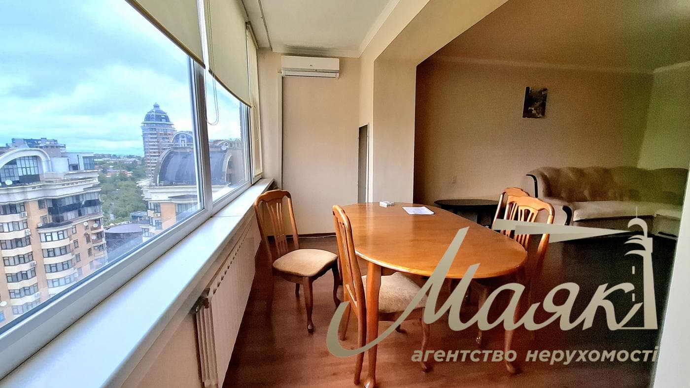 Продаж 3-кімнатної квартири біля станції метро «Печерська», вул. Лесі Українки