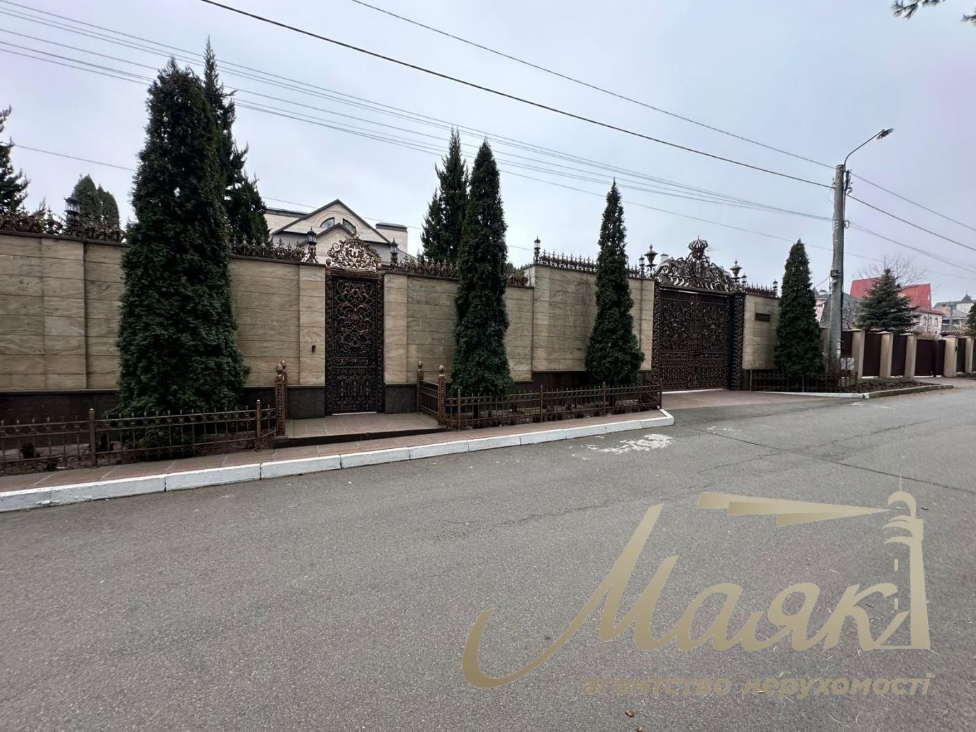 We offer for sale a luxurious house in Petropavlovska Borschagovka, Kiev, just 3 minutes from the city.