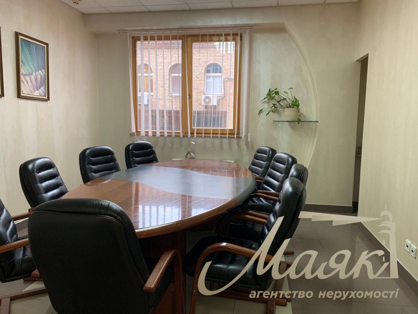 Sale of office 300 sq.m. in the center of Kiev, near the NSC "Olympic"