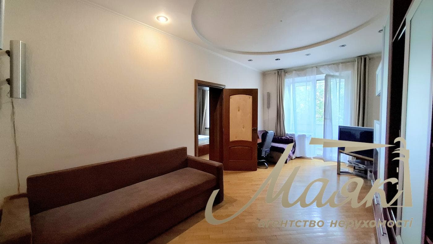 Rent a renovated 3-bedroom apartment in Kyiv, Right Bank, Solomyanskyi District, 40 Lypkivskoho St., Vokzalna Metro Station