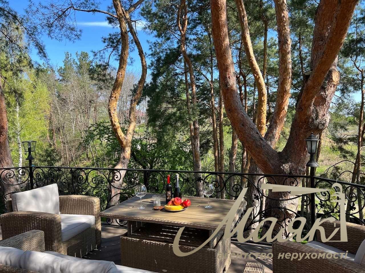 Оренда будинку з басейном у Лісниках, з приголомшливою ділянкою.