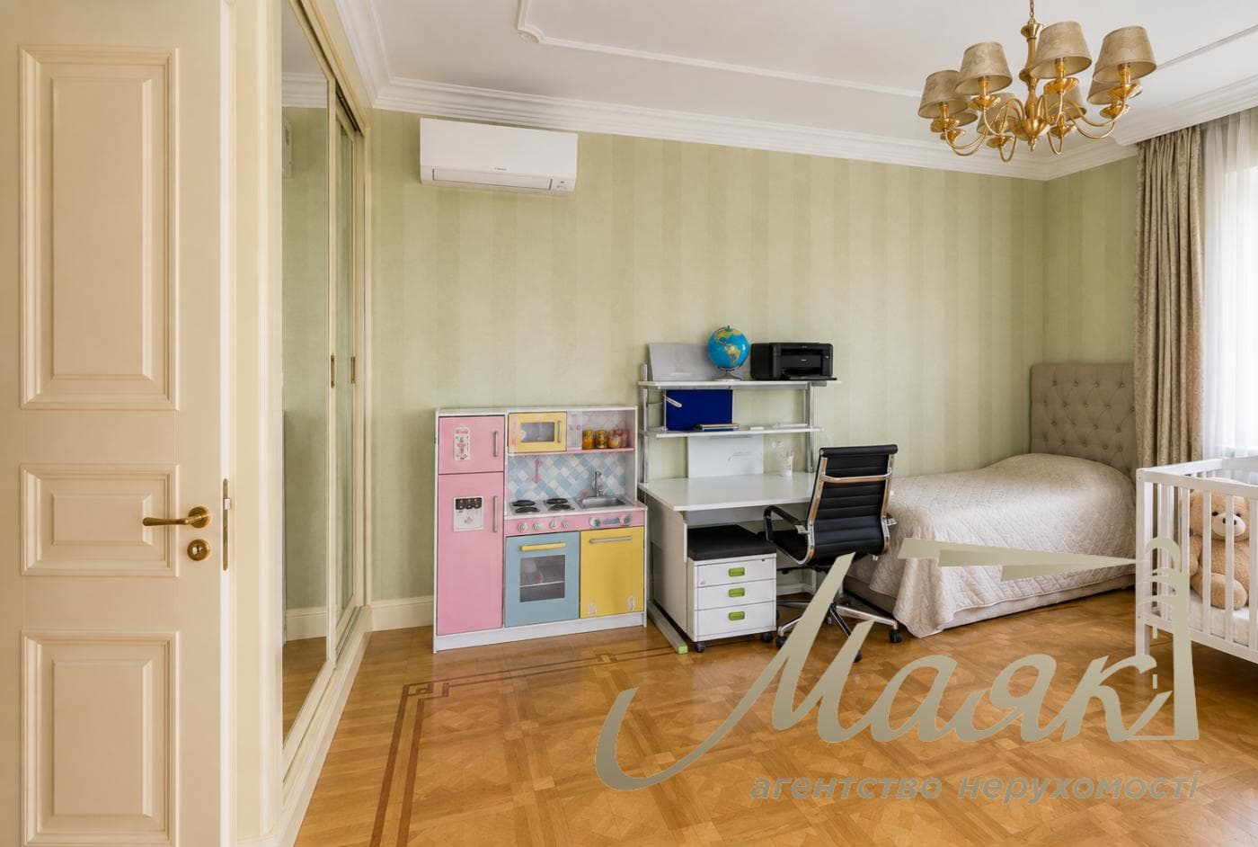 Оренда просторого будинку з ремонтом площею 341 м² у котеджному містечку, с. Підгорці — 12 км від Києва, Обухівський район, Київська область.