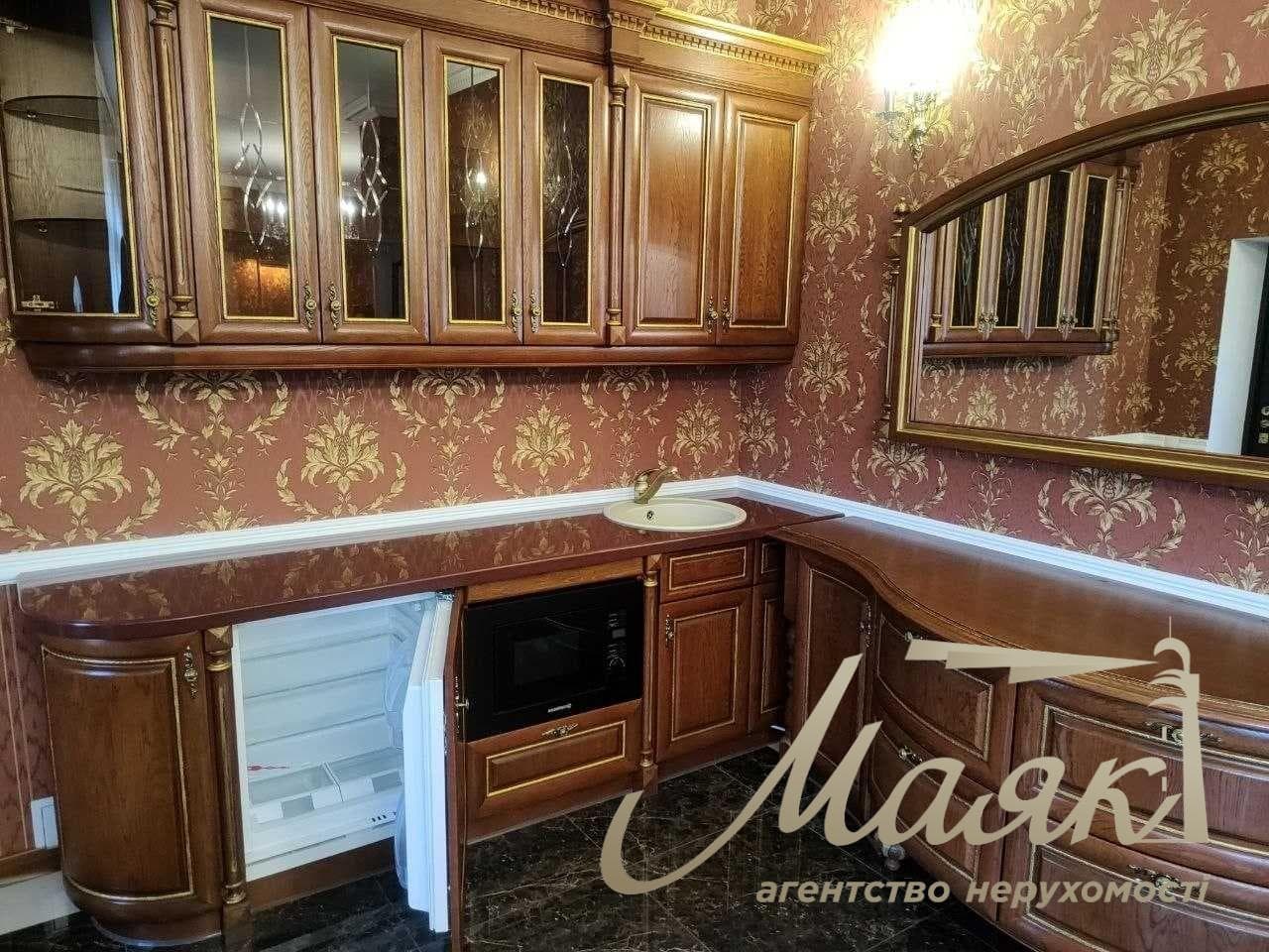 Продаж ексклюзивного триповерхового будинку площею 288 м² у житловому комплексі «Козя Спіна», Нові Петрівці, поруч із Межигір’ям, Вишгород