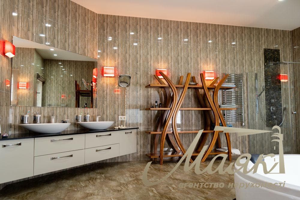 Продаж будинку з басейном 587м2 у с.Ходосівка, Новообухівський напрямок, Київська область.