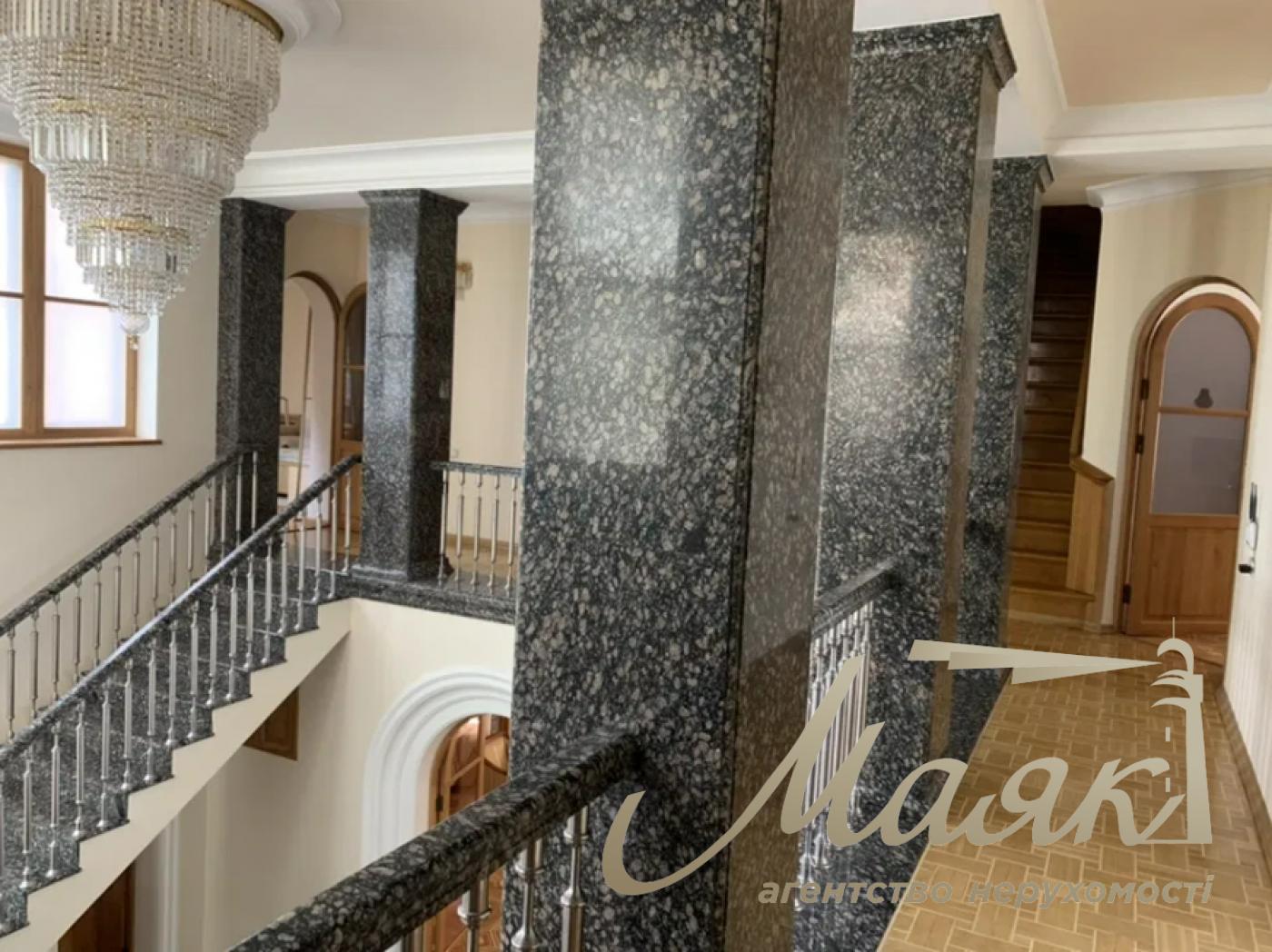 Продажа дома 800кв.м возле  Площади Шевченка