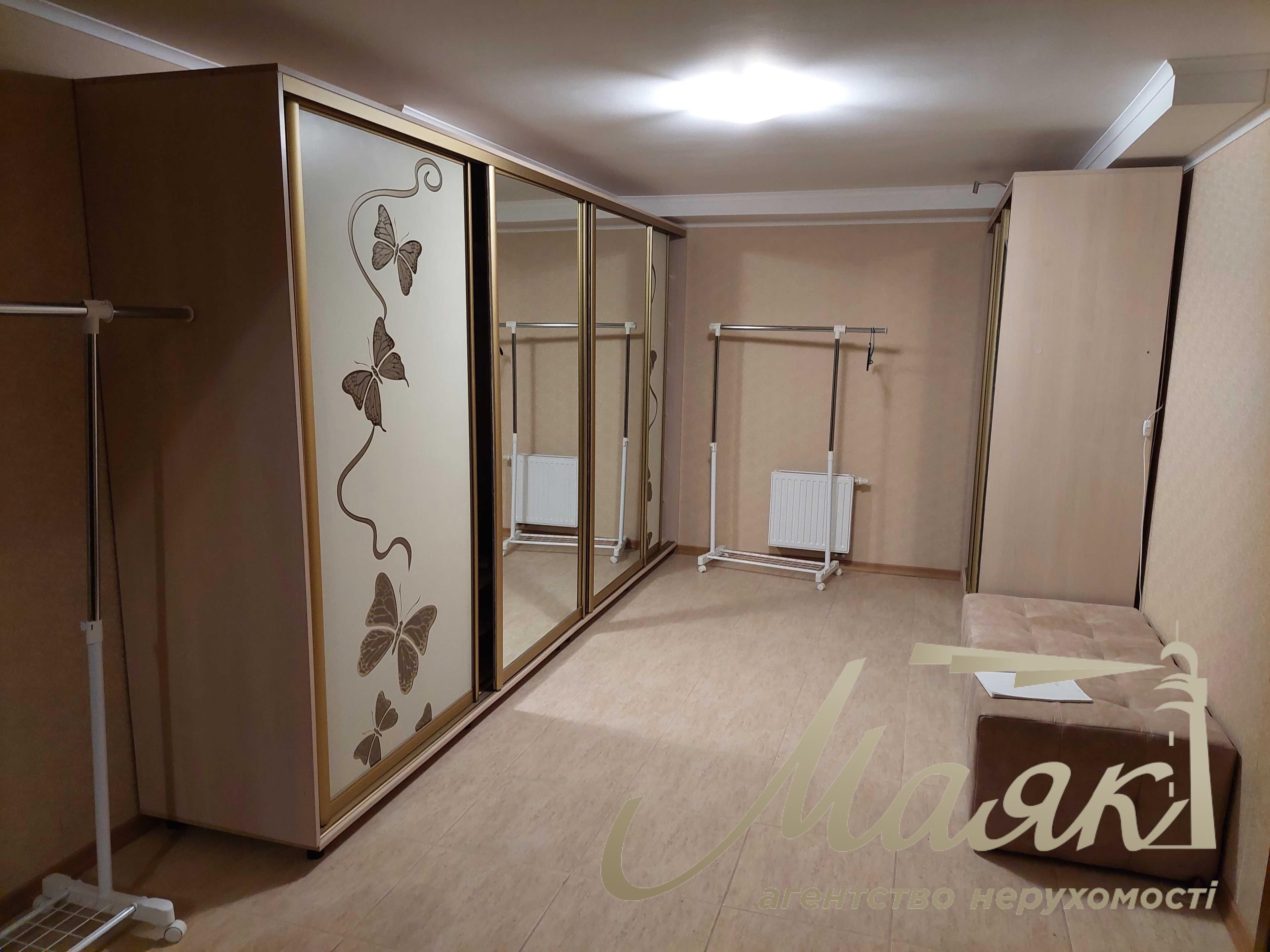 Оренда 3-поверхового котеджу (650 м²) з виходом до води, пляжем та басейном на 20 сотках