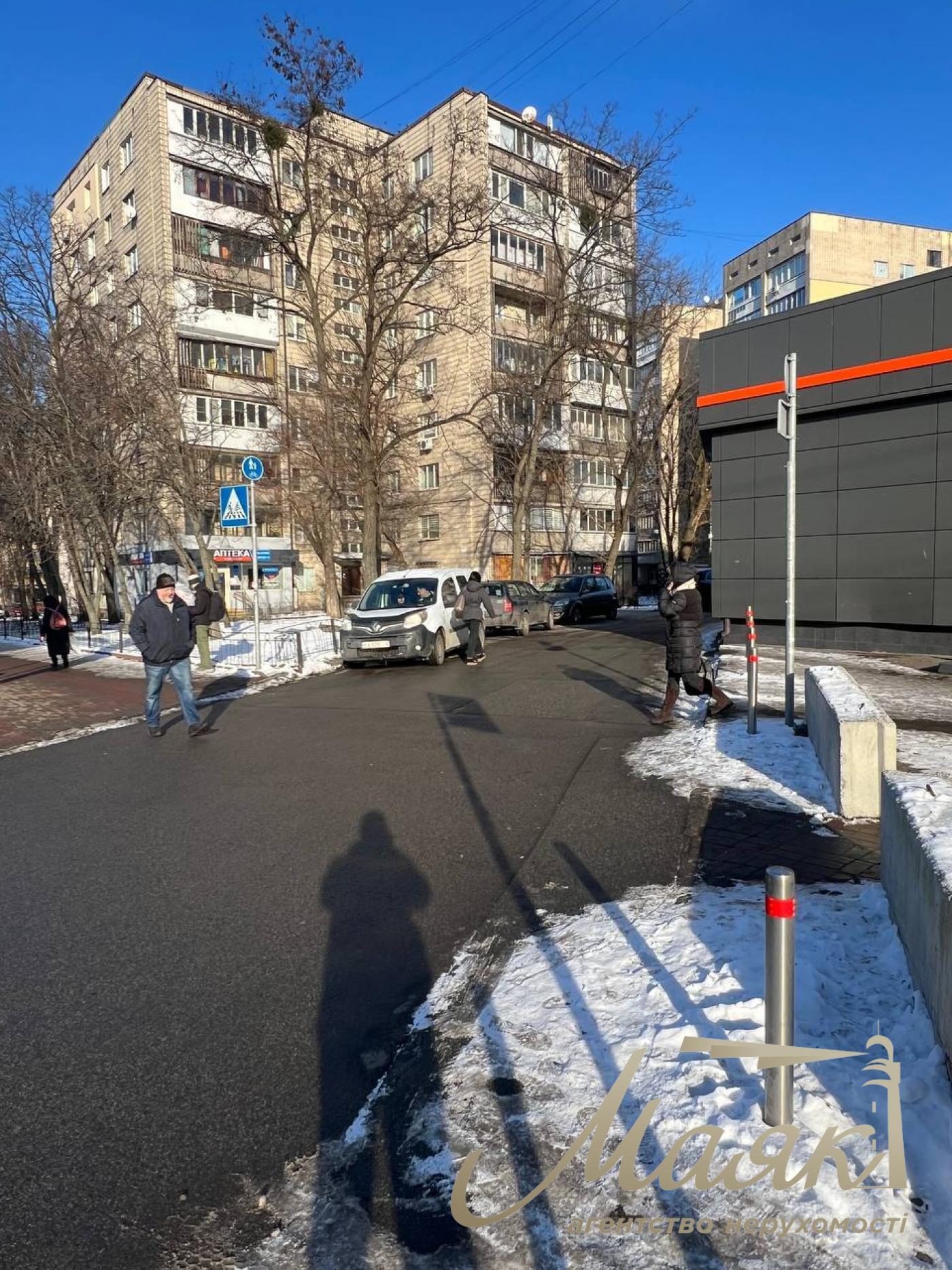 Оренда фасадного приміщення 47,5 м.кв. Севастопольська площа