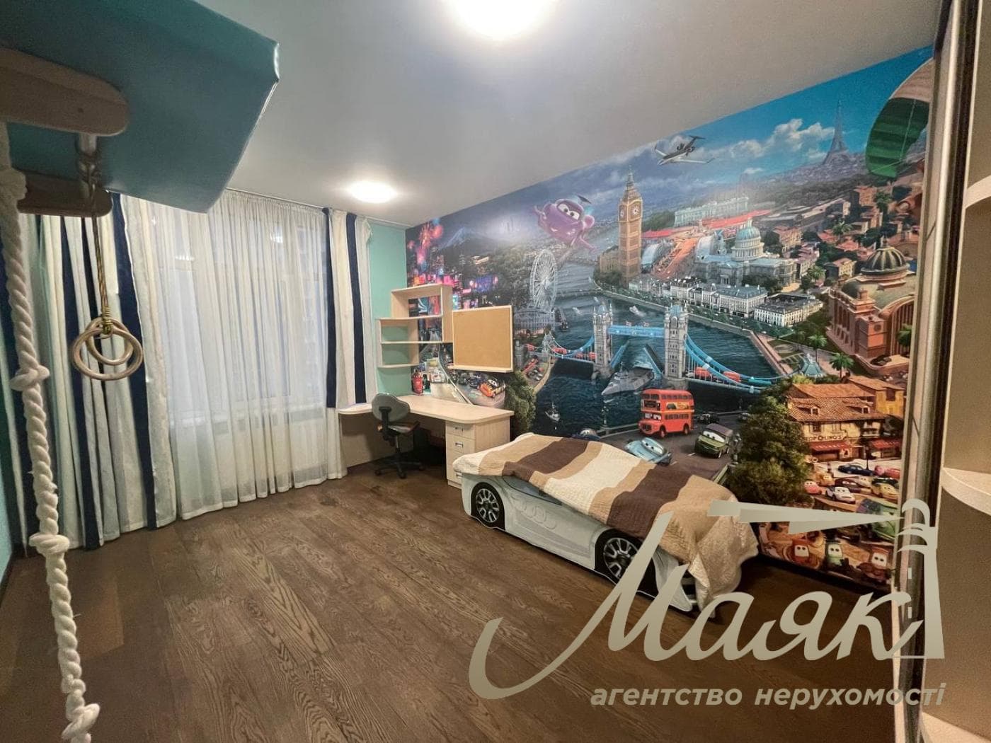 Rent a three-bedroom apartment in the Novopecherskie Lipki residential complex, Verkholyad