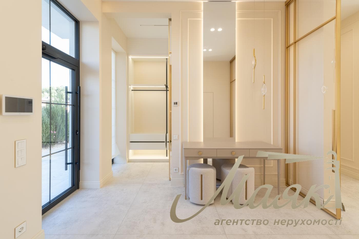 Продаж будинку площею 450 м² з басейном та гостьовим будинком у житловому комплексі «Хутір Ясний», Лесники