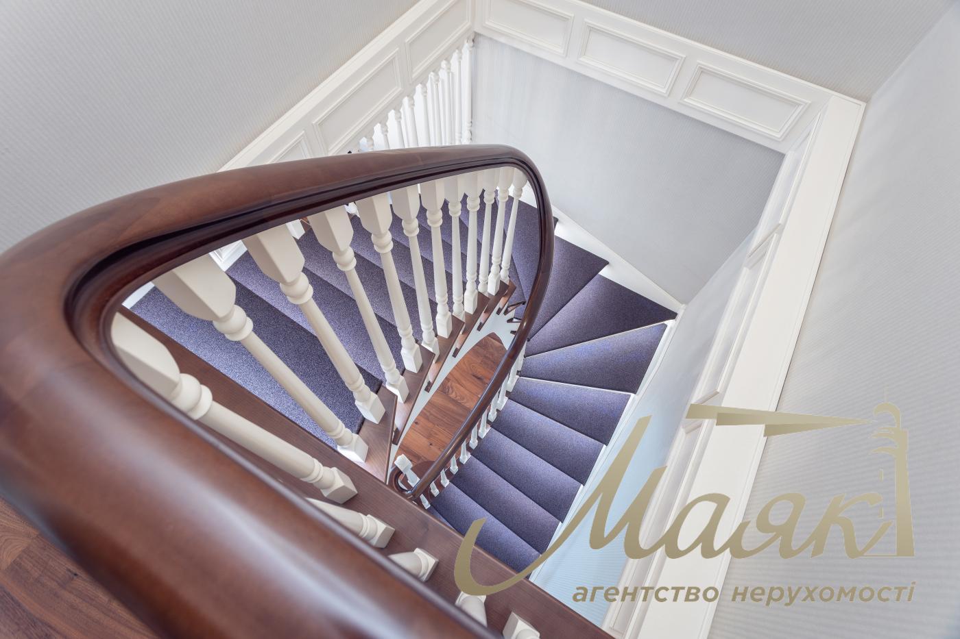 Sale 4k apartment with parking place in LCD Zverinetskyi, Pechersk, Kiev