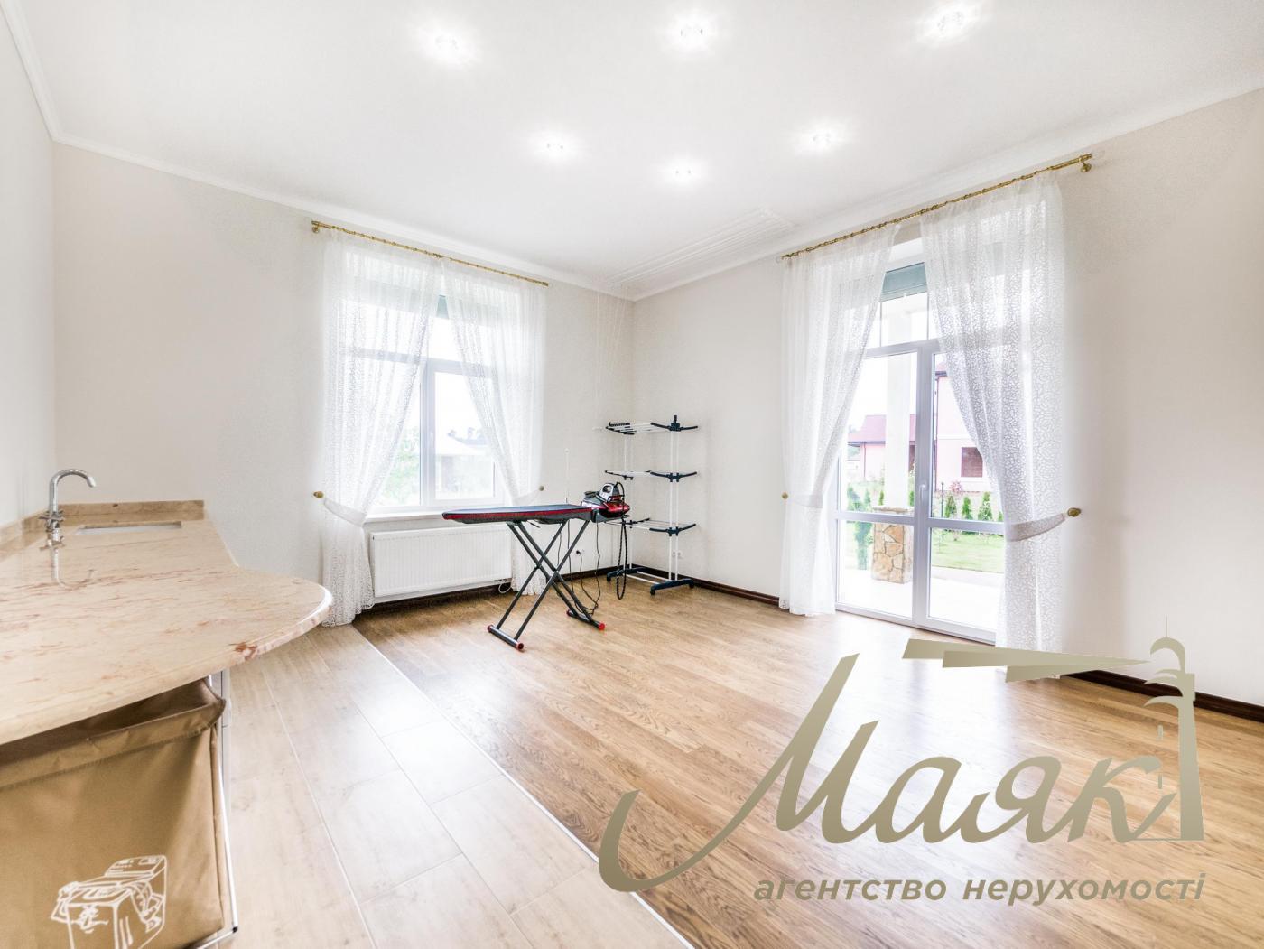 Rent of 3-storey house (840m2) s.Kozin