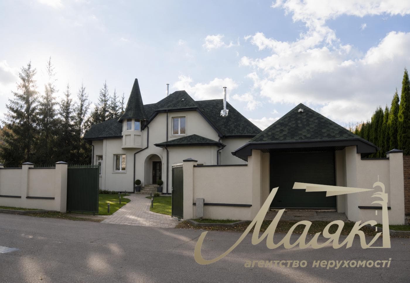 Продаж будинку з гаражем 365м2, ділянка 15 соток у КМ "ОБРІЙ - К" вул. Центральна, у с. Козин,