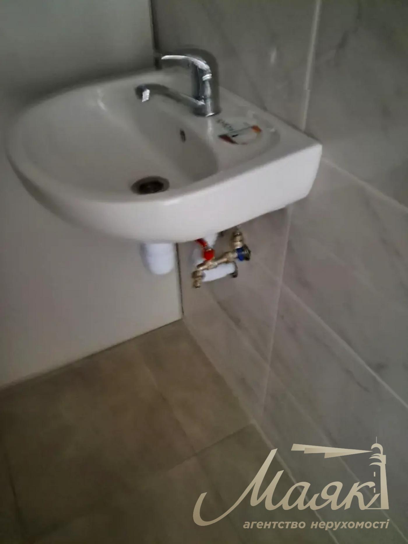 Аренда комерции фасад 202м2 в ЖК Кирилловский Гай, ул. Загоровская 1-Г (Багговутовская).