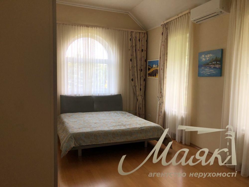 Продаж будинку з басейном у КМ "Золоті Ворота" Козин