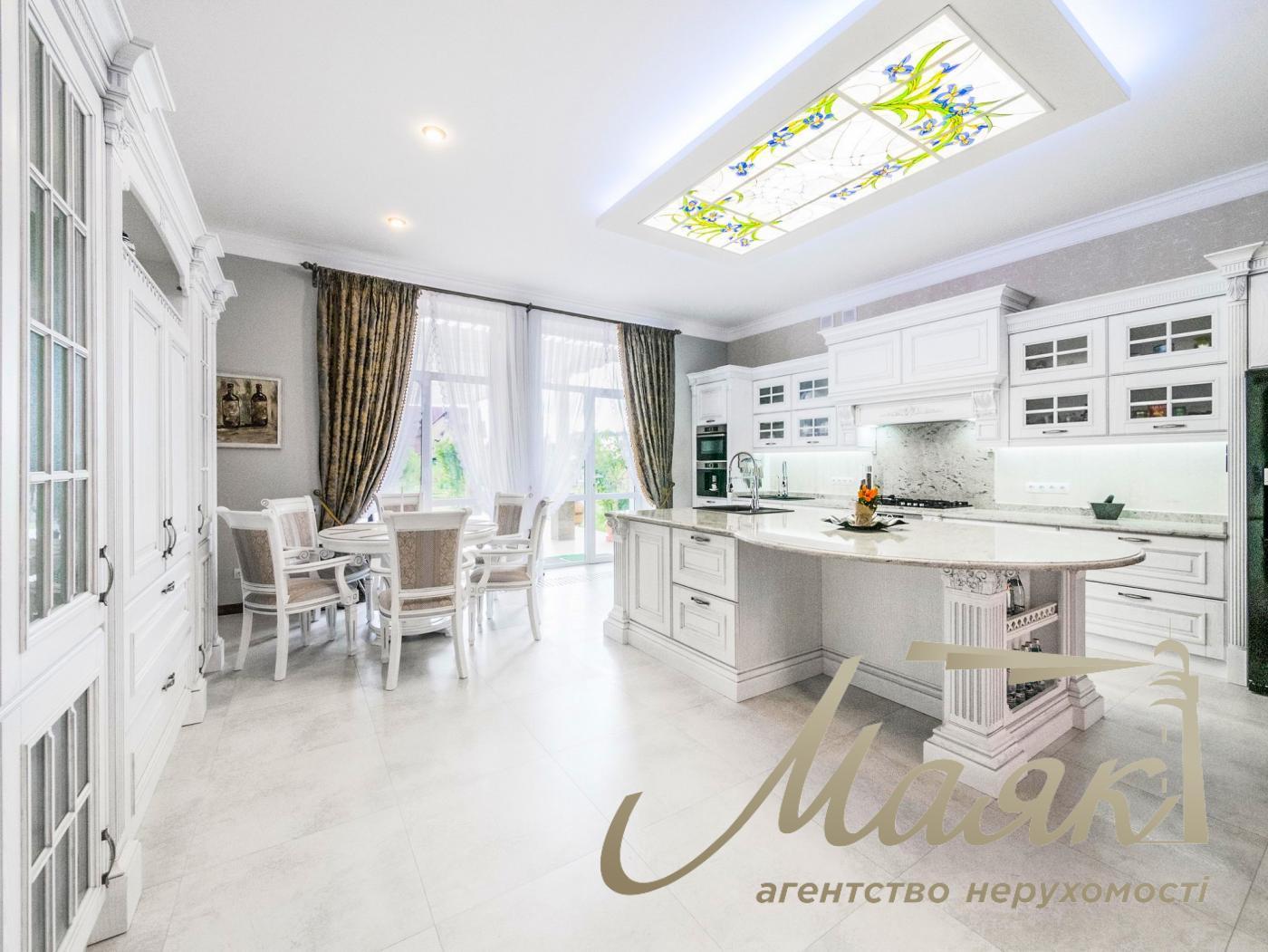 Rent of 3-storey house (840m2) s.Kozin