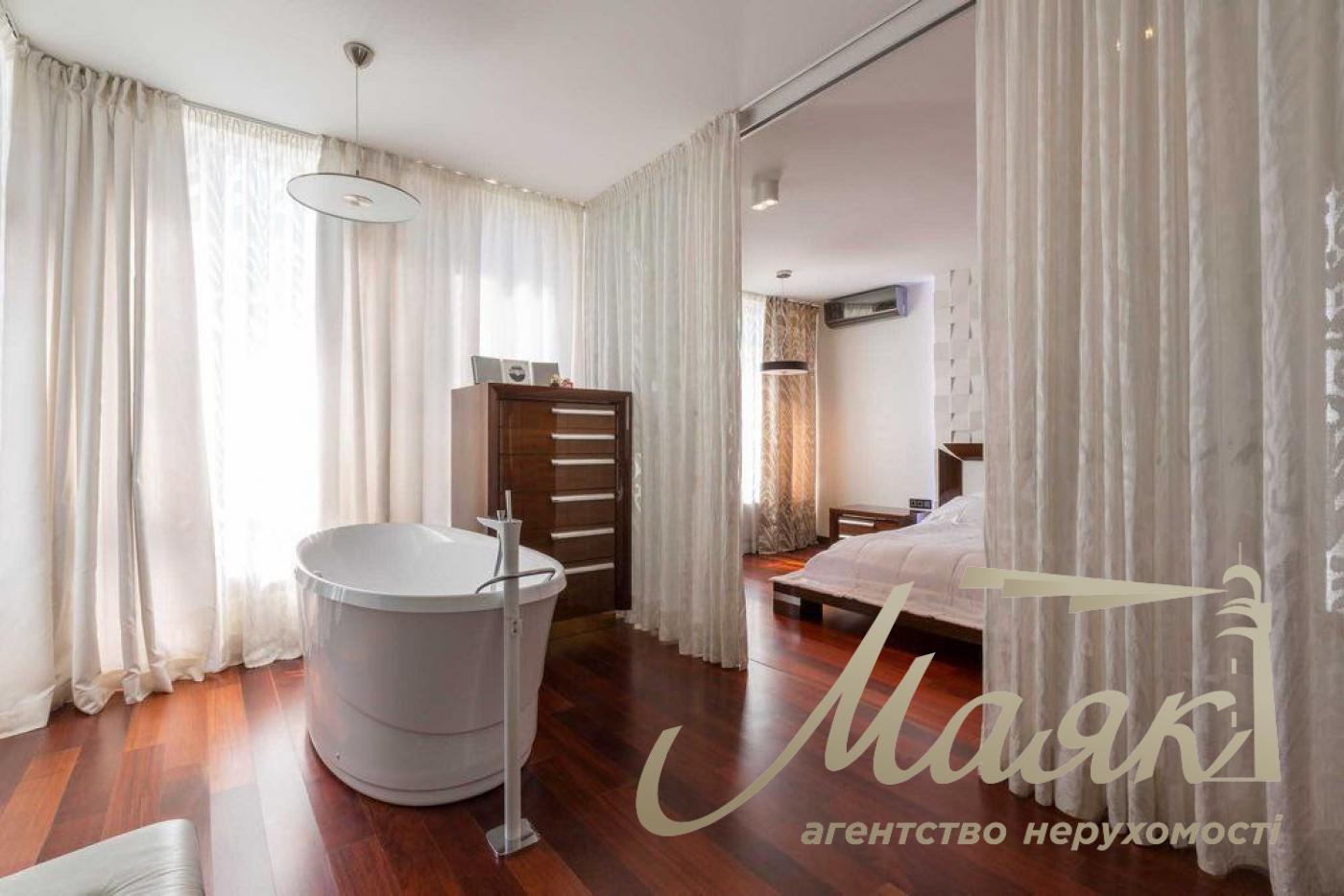 Sale of 4-room apartment, Kudryashova street 20, Vremena Goda residential complex, Solomensky district!