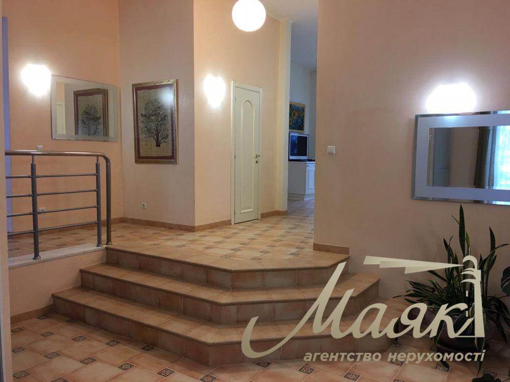 Продаж будинку з басейном у КМ "Золоті Ворота" Козин