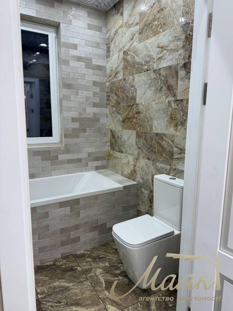 Продаж нового будинку загальною площею 275 м² на доглянутій ділянці 8,7 соток с. Гореничі