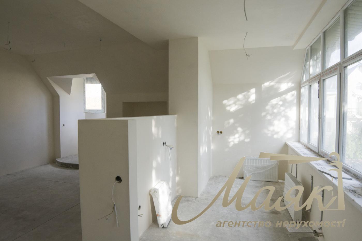 Продаж будинку з гаражем 365м2, ділянка 15 соток у КМ "ОБРІЙ - К" вул. Центральна, у с. Козин,