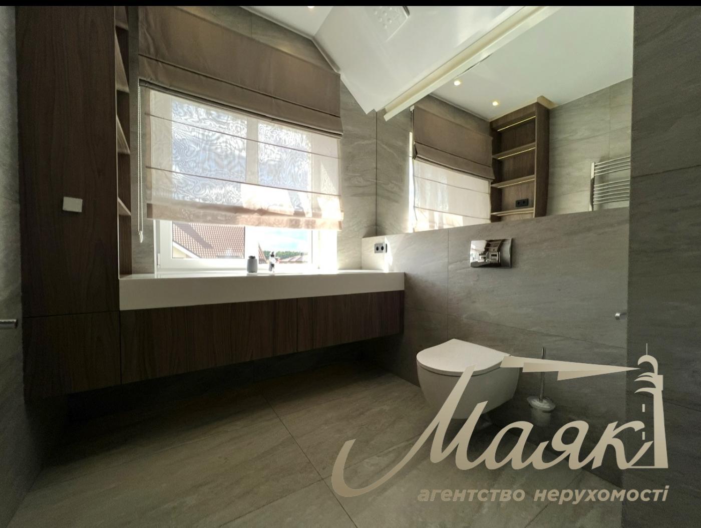 House for sale with designer renovation 356m2 in Ivankovichi