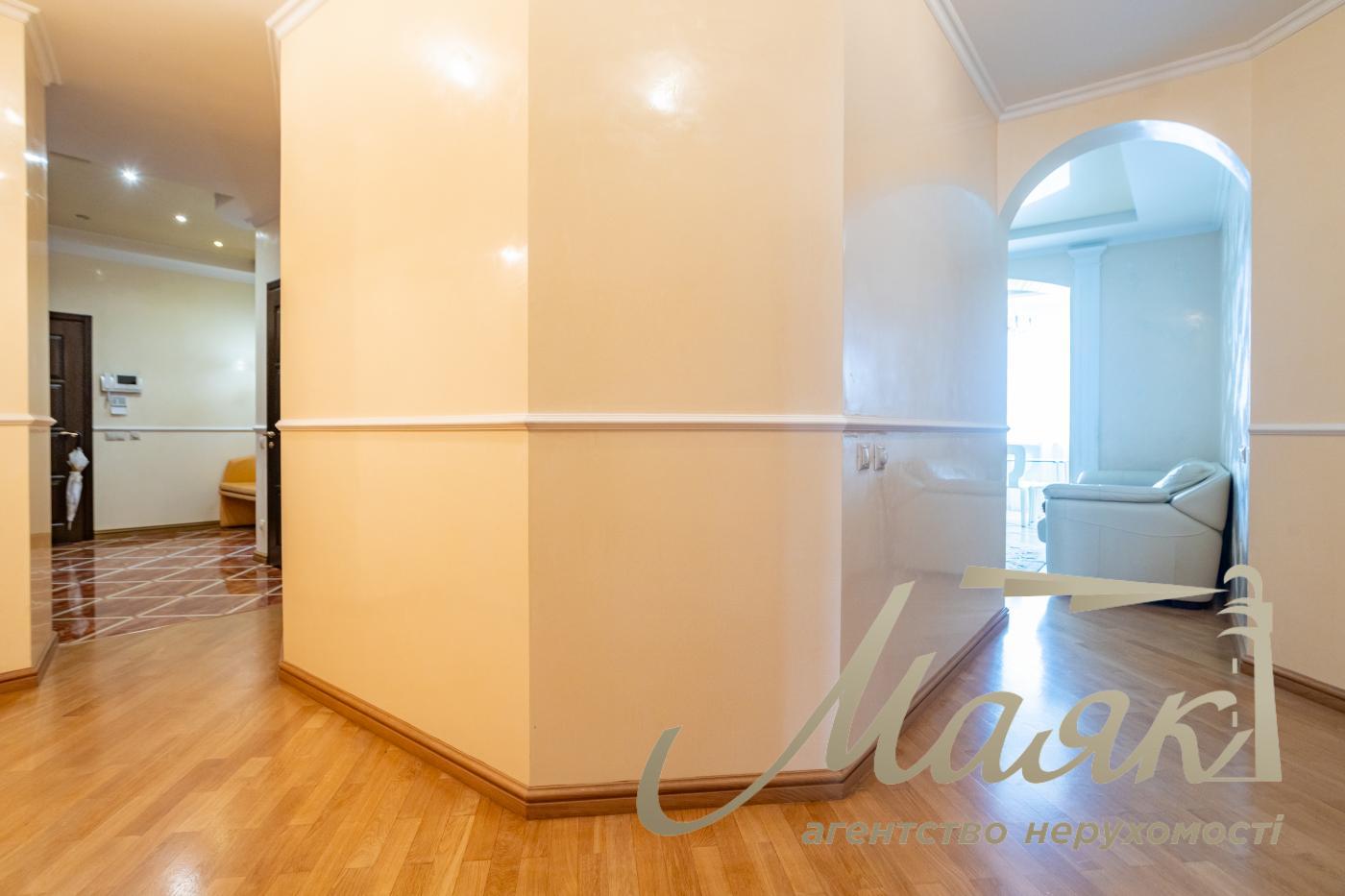 For sale 3 bedroom apartment Obolon, apartment for sale near the subway