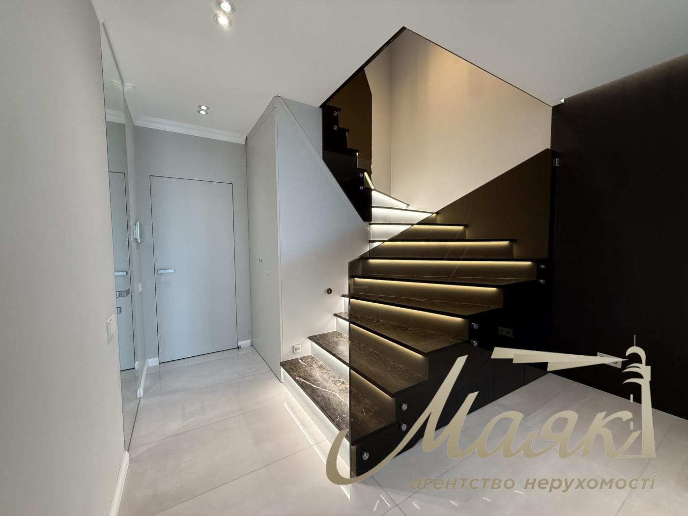 100-square-meter penthouse for rent in the Podvysotsky residential complex, Podvysotsky Street