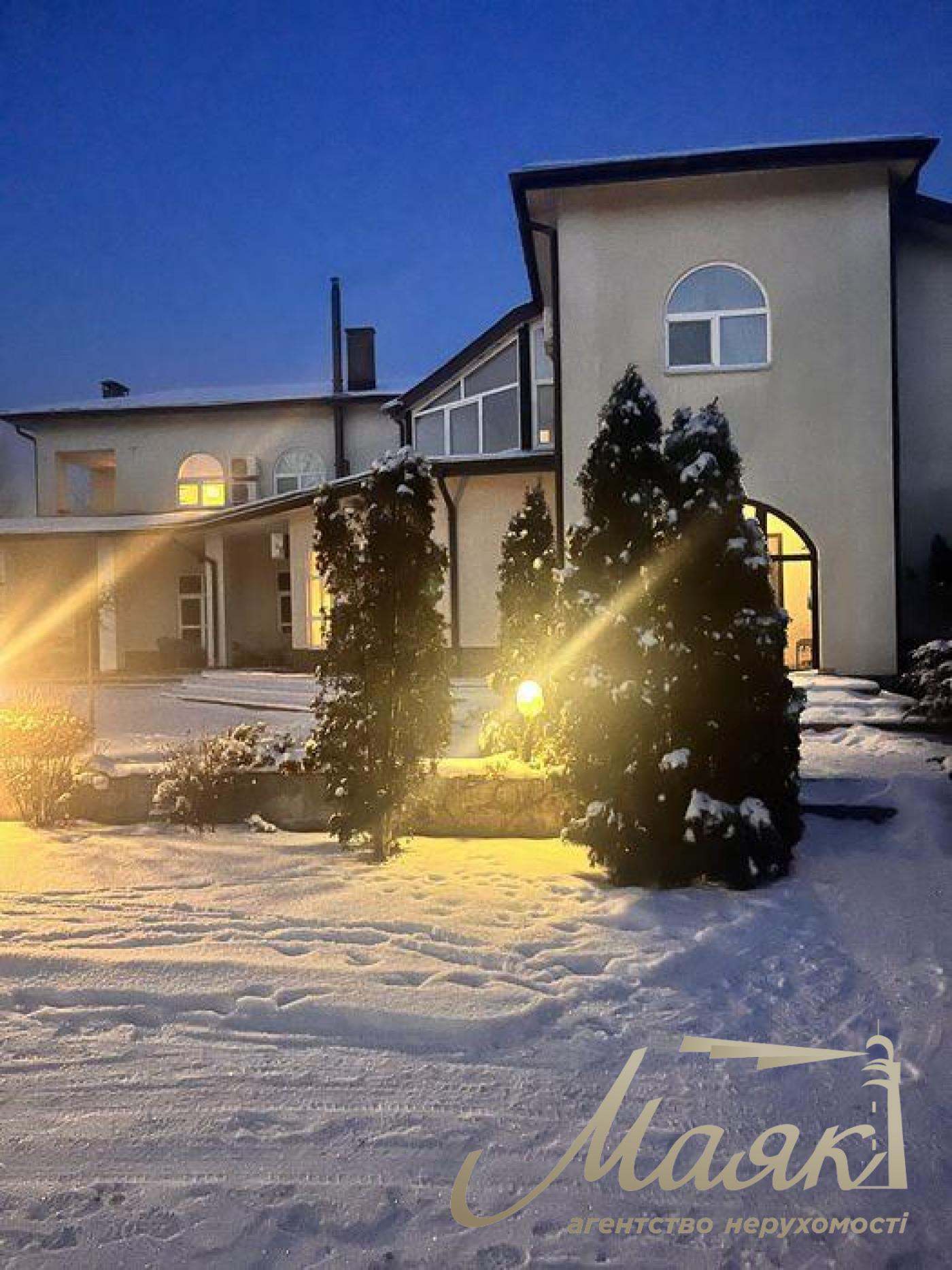 Продажа просторного дома 330м2 с бассейном, 12 соток, рядом озеро и лес в с. Романков.