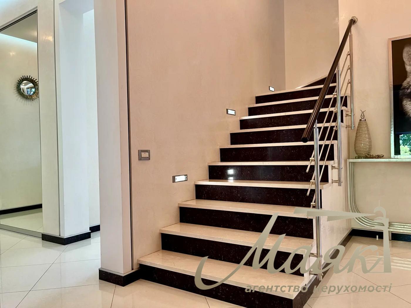 Оренда двоповерхового будинку 435 м² у с. Лісники, КМ "Зелений Гай".