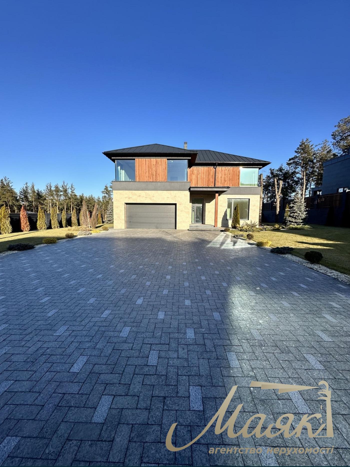 We offer for sale a modern and well-built house in the village. Khodosovka, just 10 minutes drive from Kiev