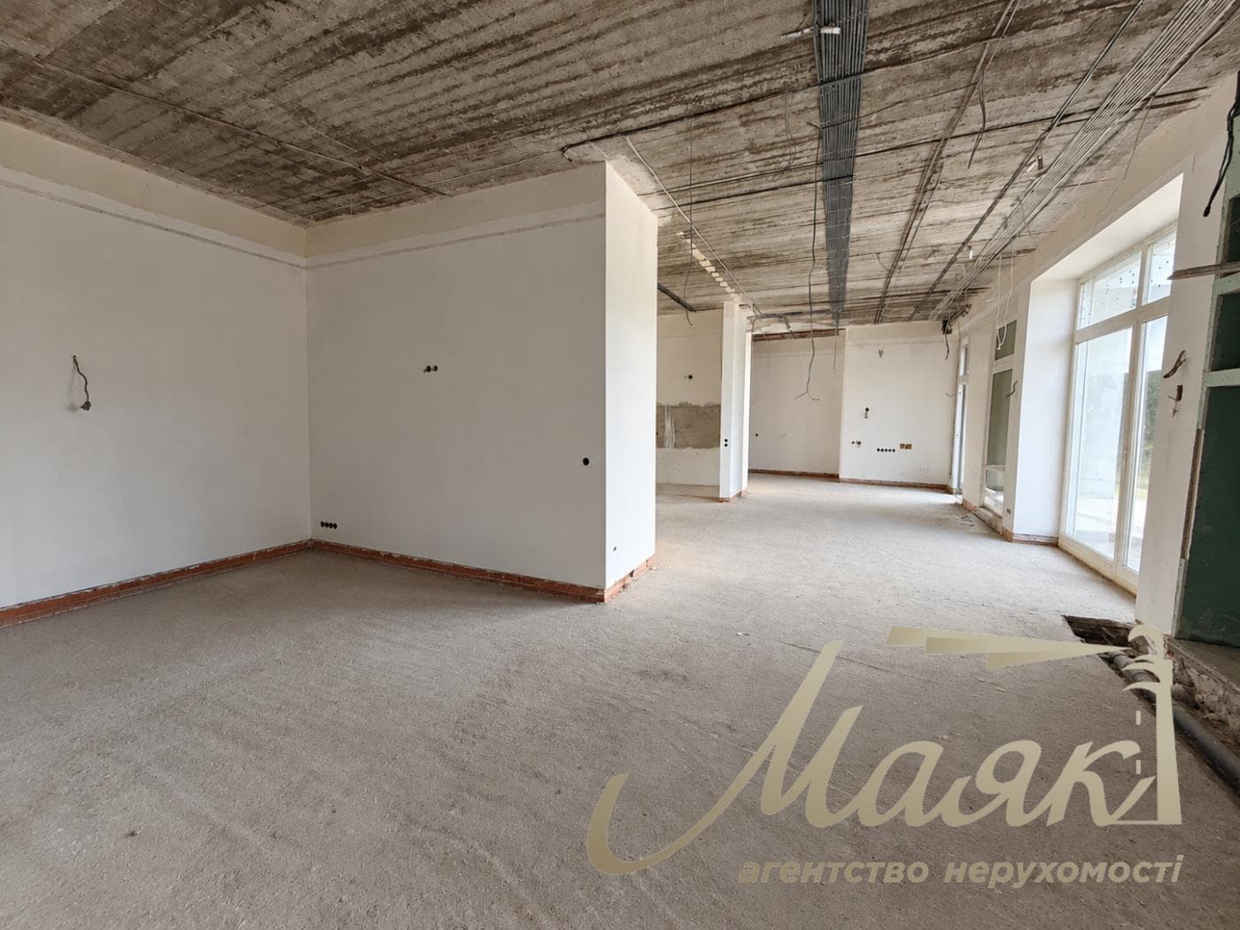 3-story house for sale, 325 m², village of Plyuty