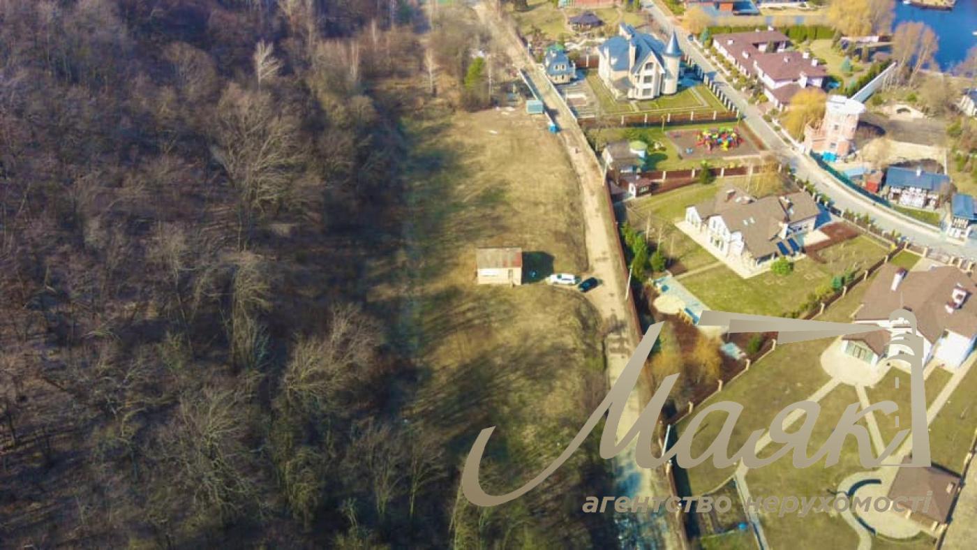 Sale of land from the village of Plyuti, Koncha-Zaspa district. Plot with a lake