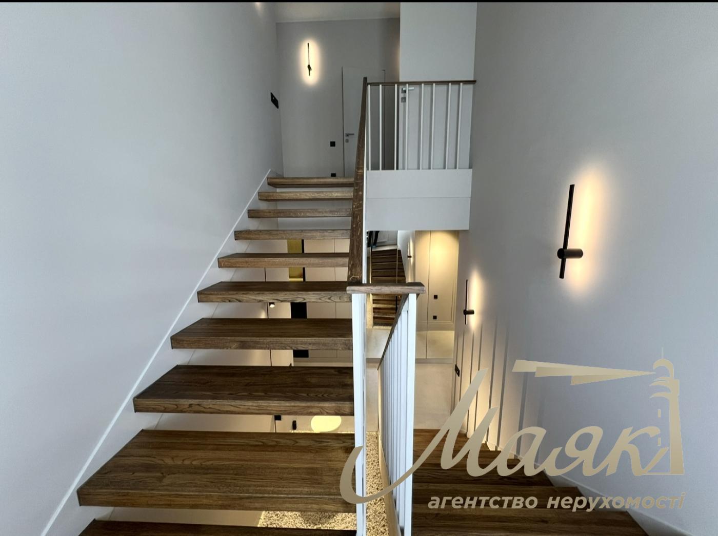 House for sale with designer renovation 356m2 in Ivankovichi