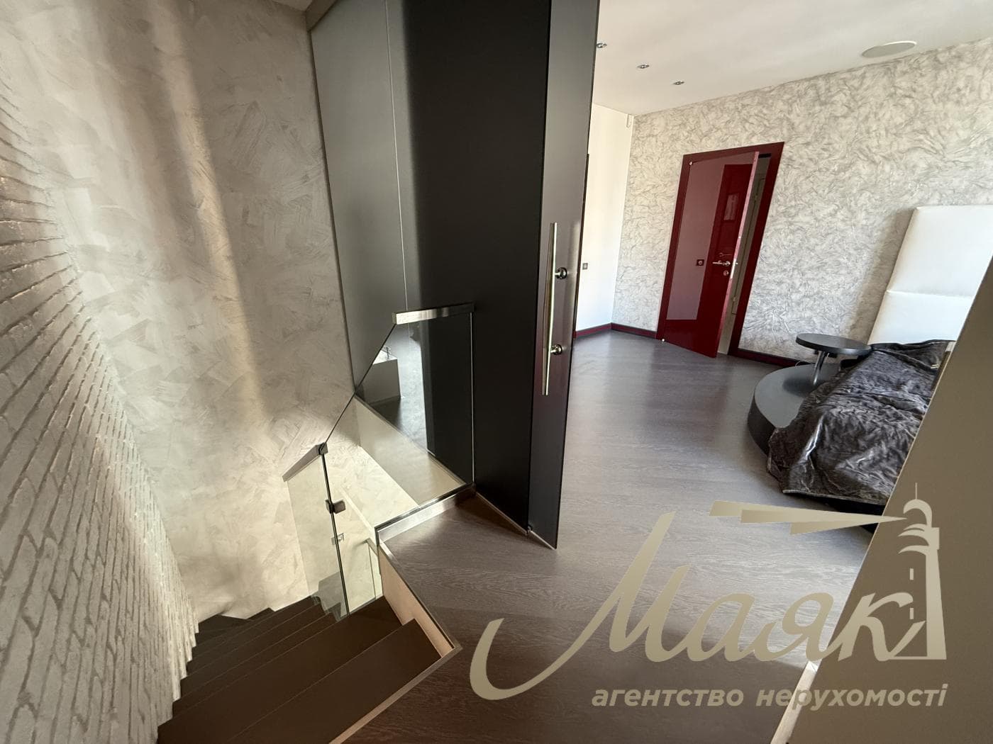 Оренда триповерхової квартири площею 190 м² + тераса на Оболонській набережній.