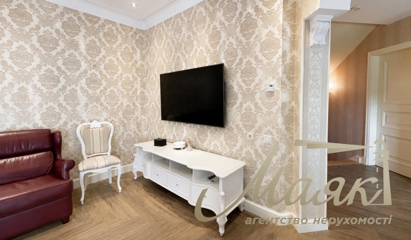 Оренда просторого будинку з ремонтом площею 341 м² у котеджному містечку, с. Підгорці — 12 км від Києва, Обухівський район, Київська область.