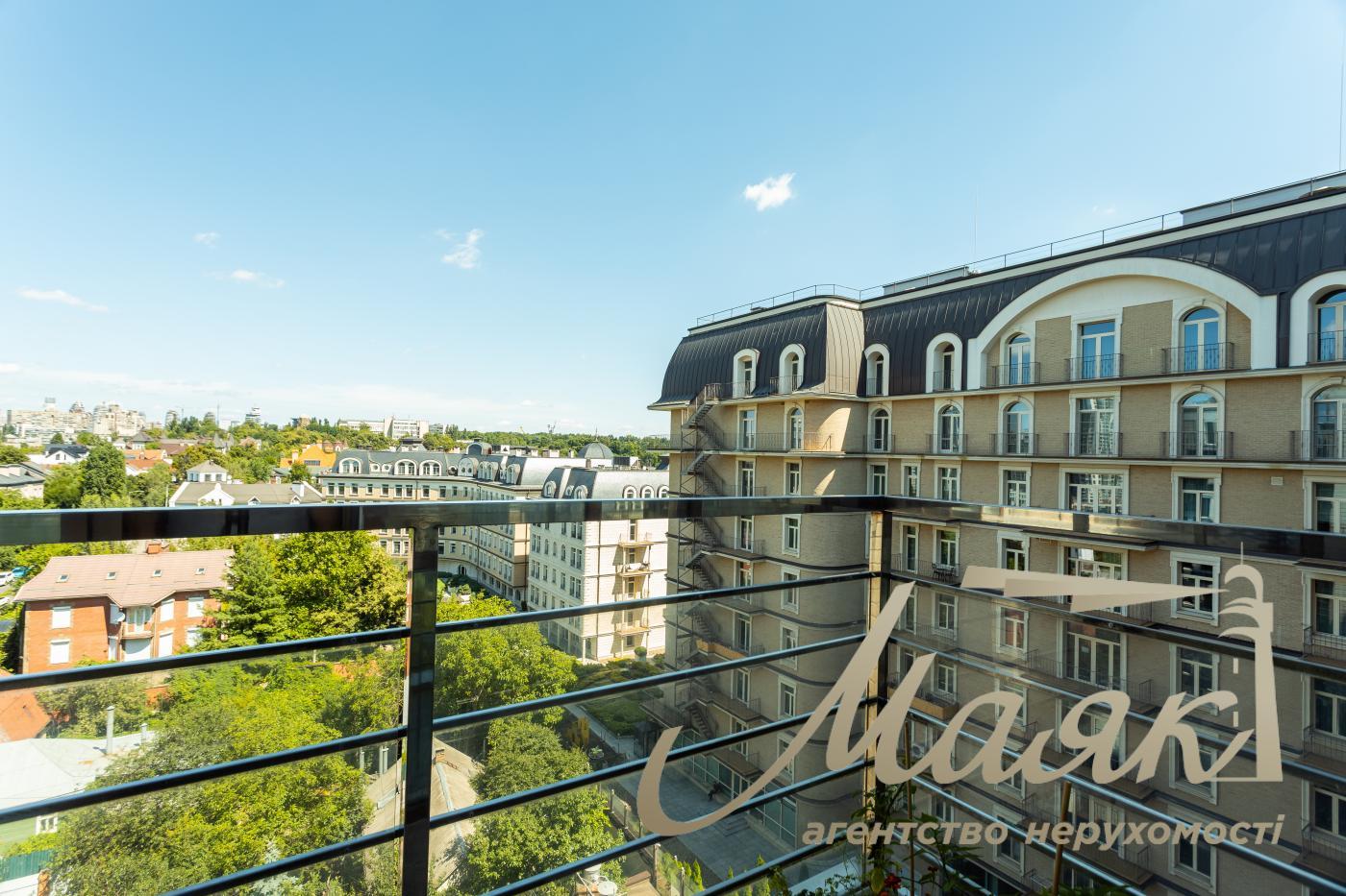 Sale 4k apartment with parking place in LCD Zverinetskyi, Pechersk, Kiev