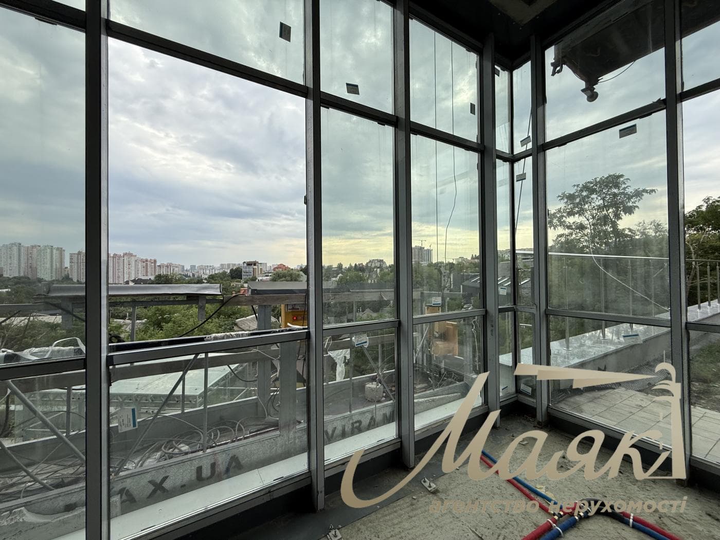 Rent a facade room 72.88m2 Dragomirova str. in the LCD "Novopecherskie Lipki"