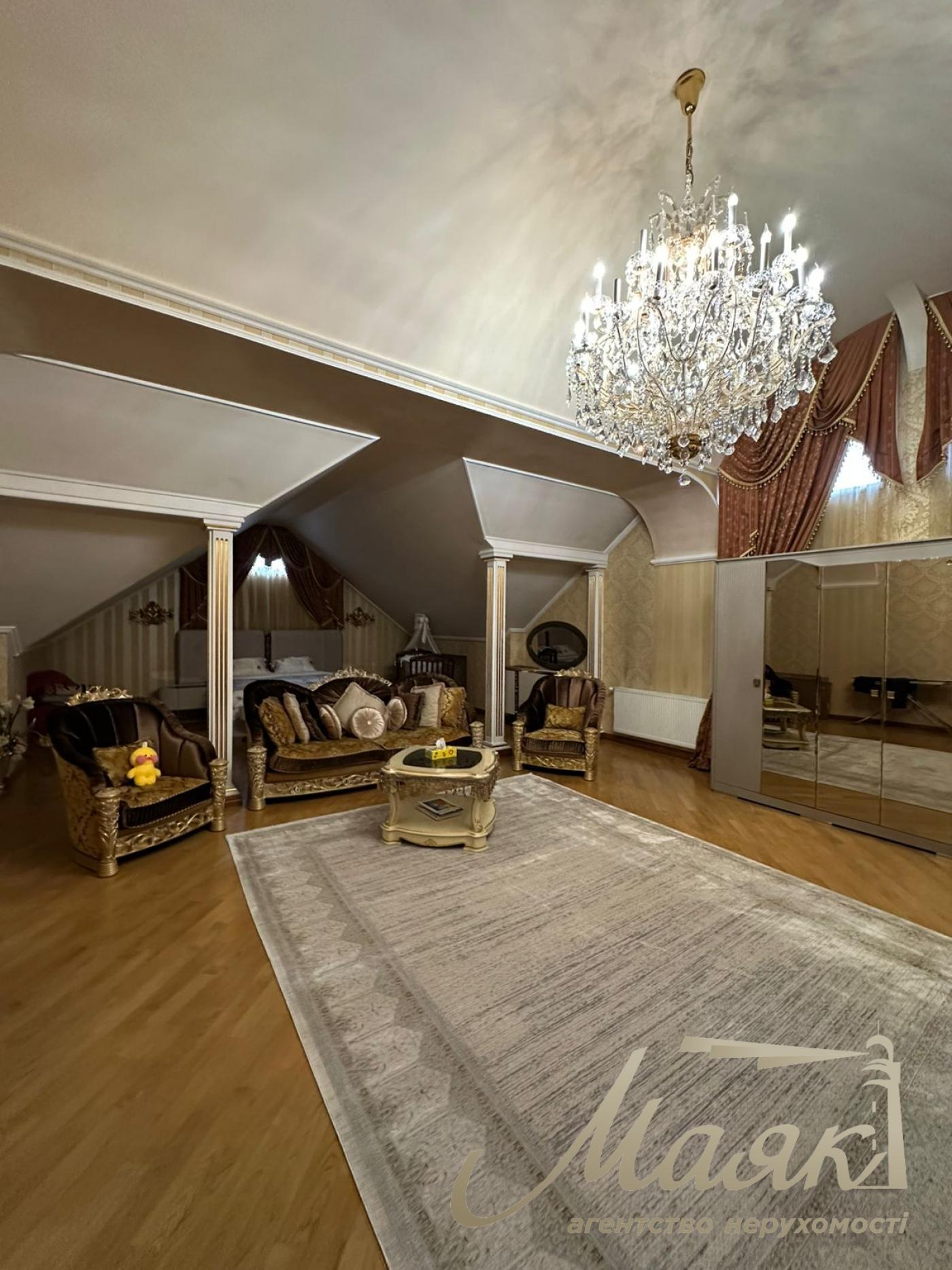 We offer for sale a luxurious house in Petropavlovska Borschagovka, Kiev, just 3 minutes from the city.