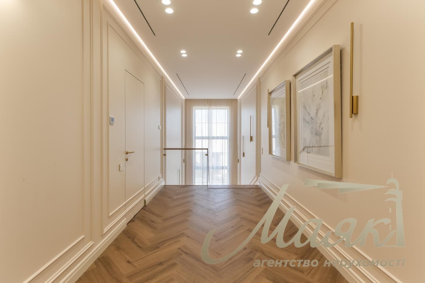 Продаж будинку площею 450 м² з басейном та гостьовим будинком у житловому комплексі «Хутір Ясний», Лесники