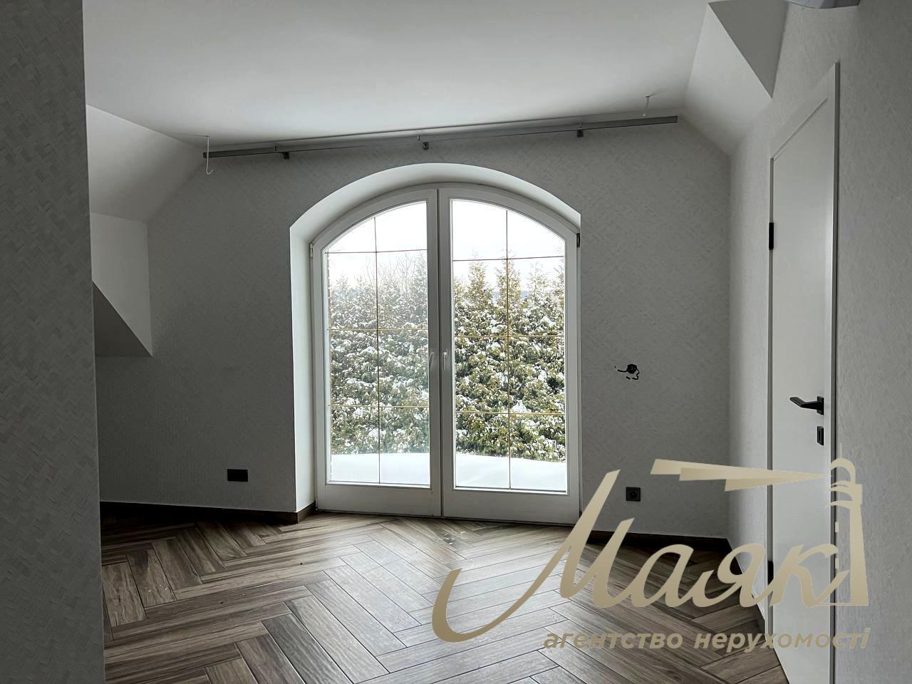 For sale house 303 m² in the center of the village Romankova, 12 sotok, with repair, Obukhiv direction, Kiev region.