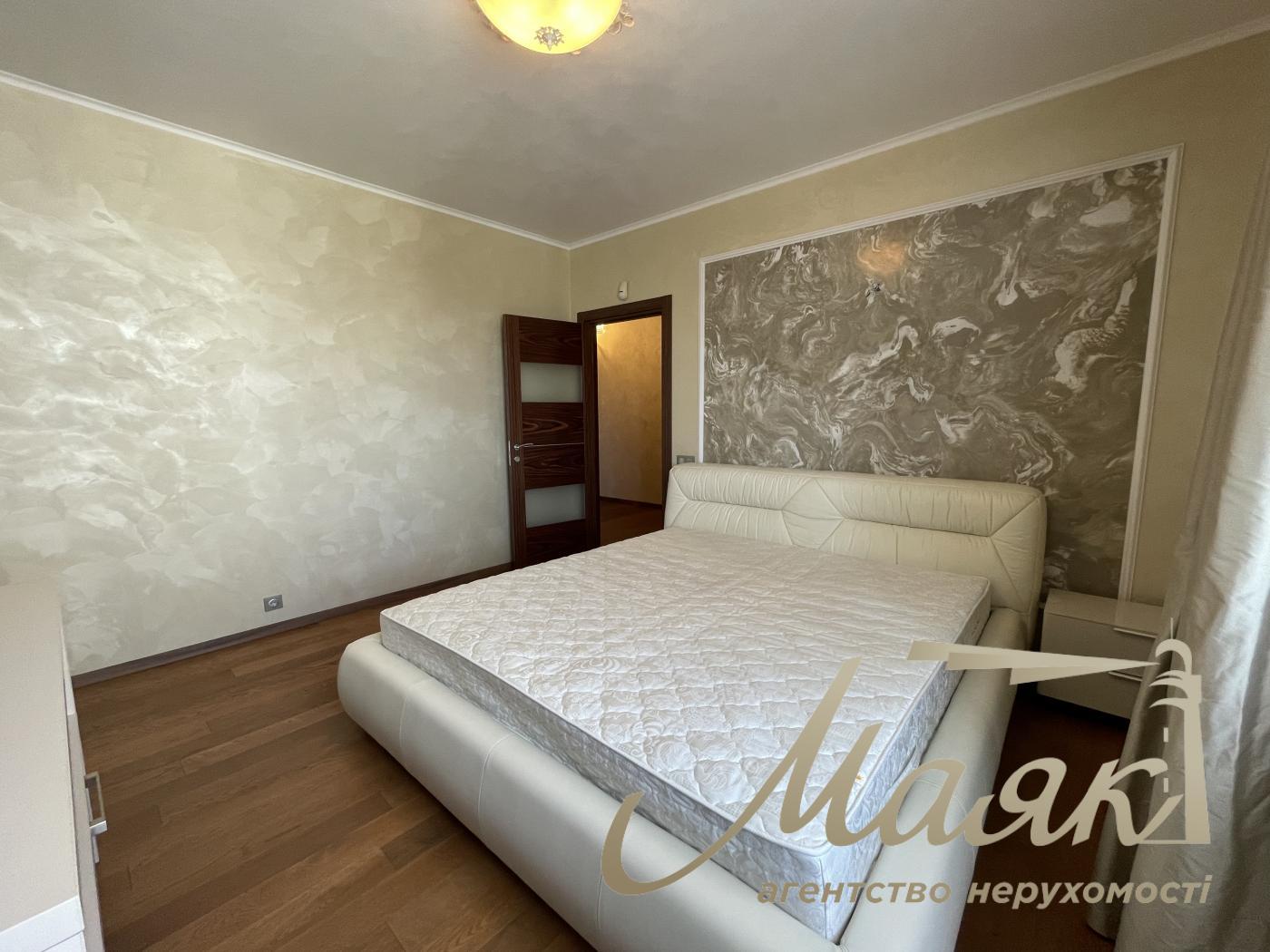 Продажа двухуровневой 4-комнатной квартиры ул. Котельникова, Святошино