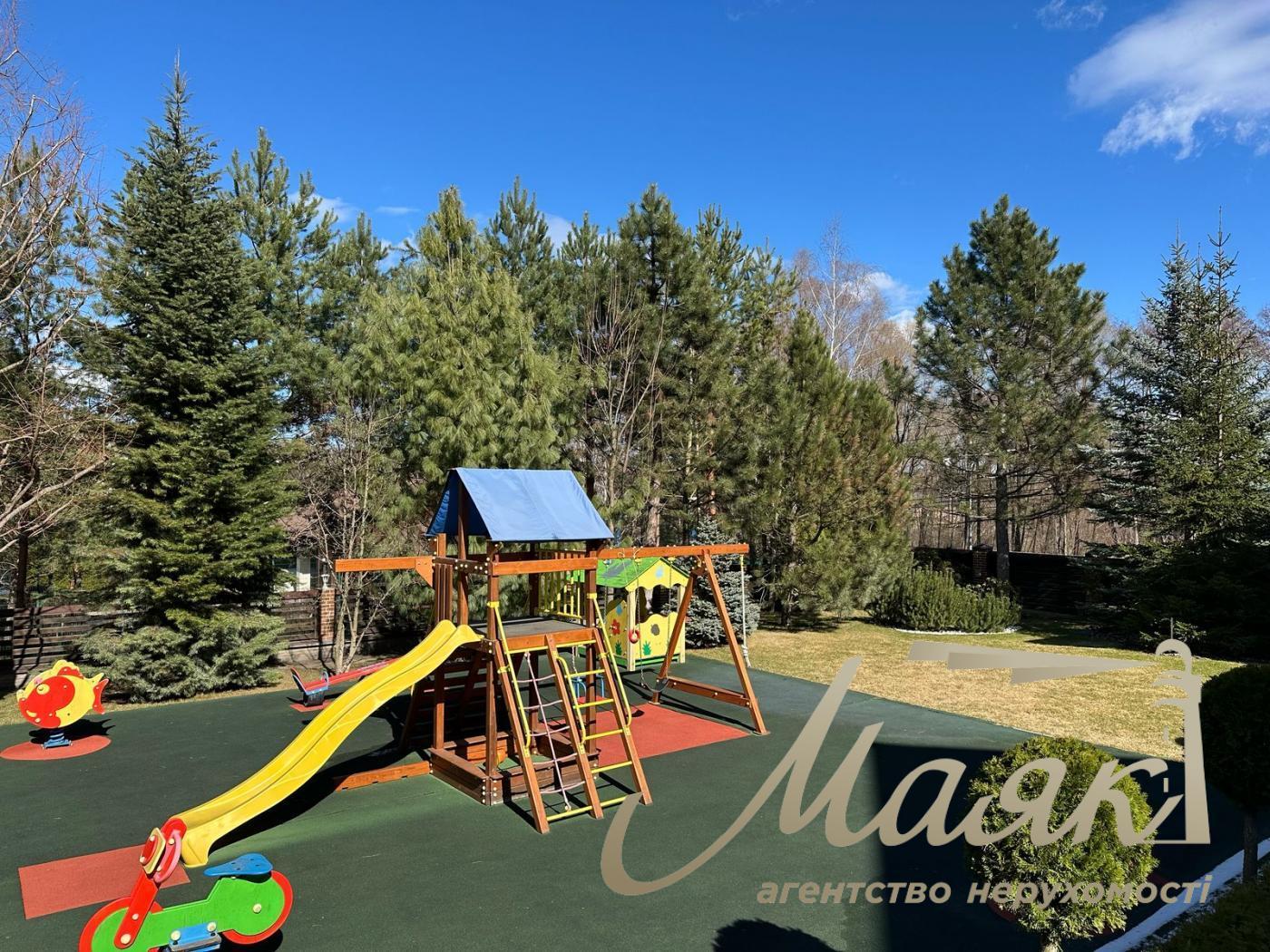 Пропонується до продажу будинок у лісовій зоні в селі Гореничі - в екологічно чистому місці серед сосен, поруч з озерами.