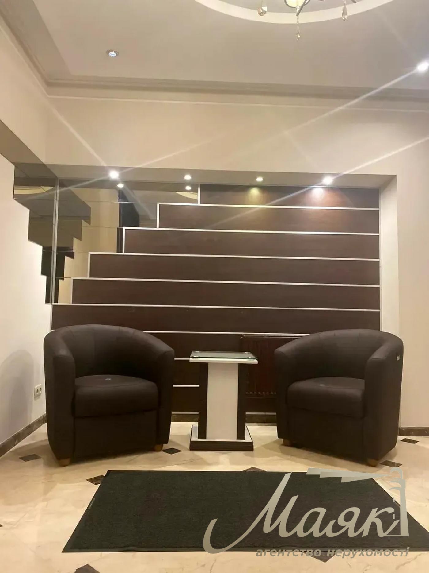 Rent office 187 m² in the center of Kiev, Secheviye Streltsov str. 50