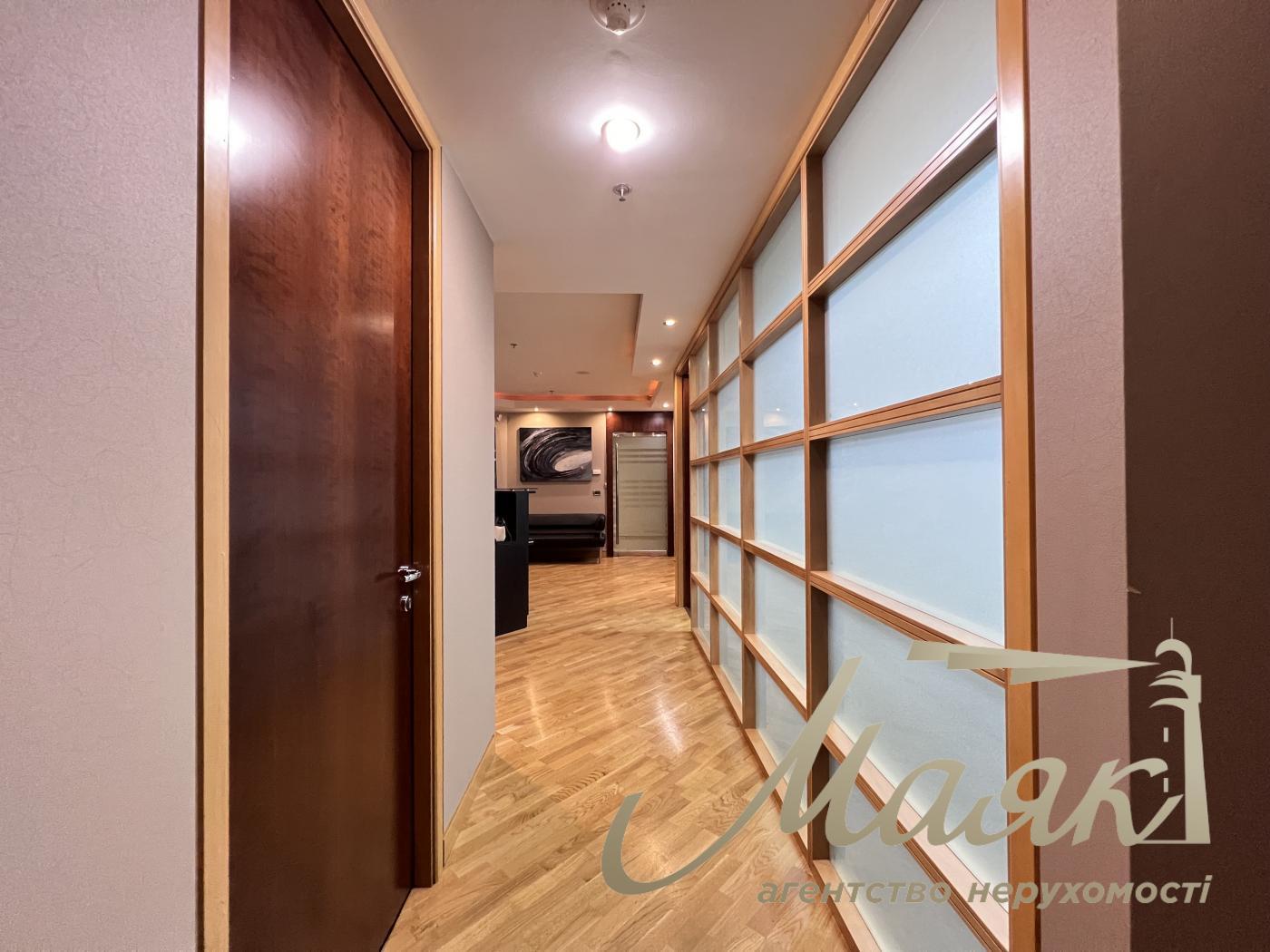 Оренда офісу 77 кв.м в БЦ Леонардо по вул. Богдана Хмельницького 52/17