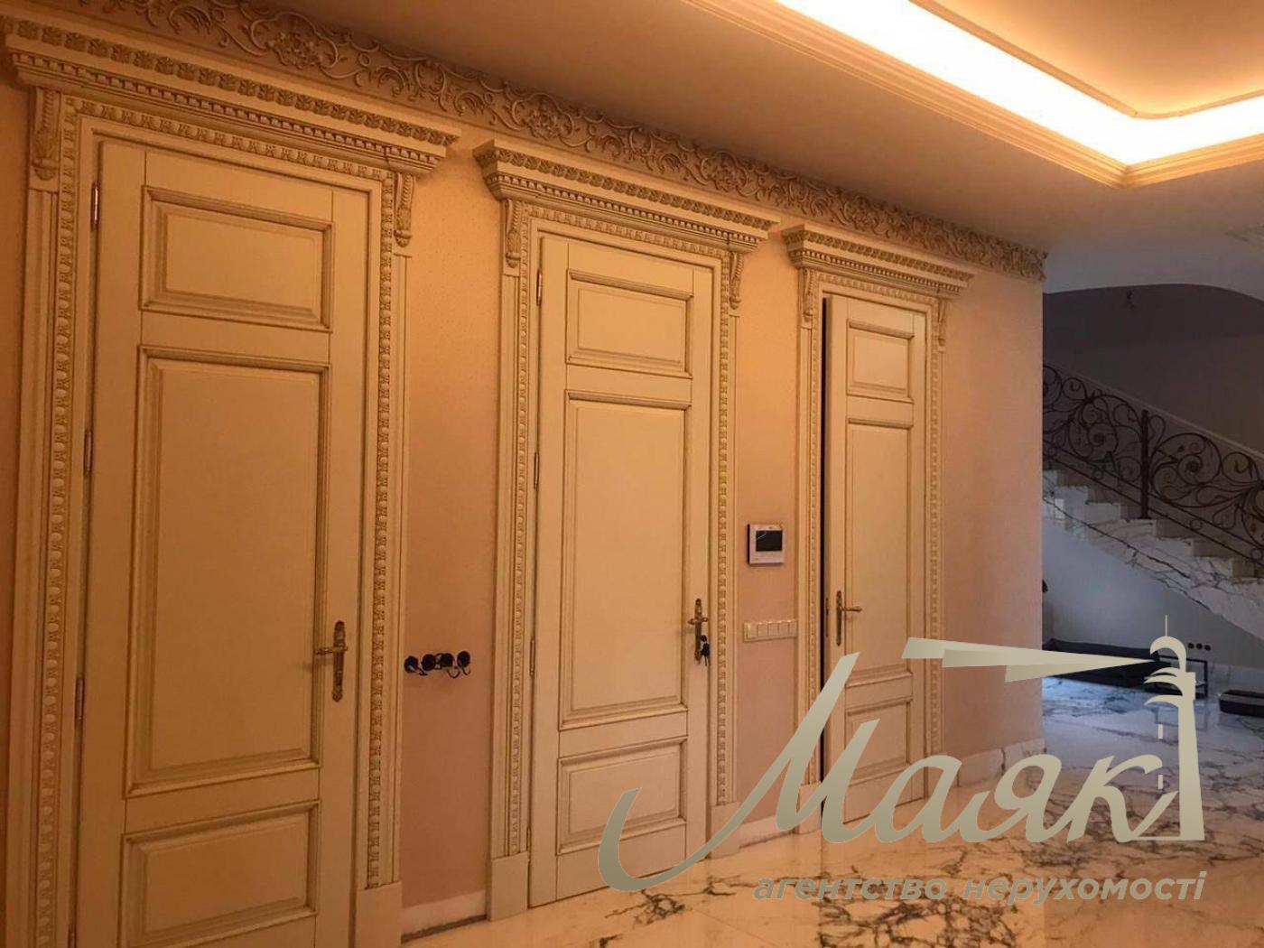 Продаж будинку 1122м2 Козин