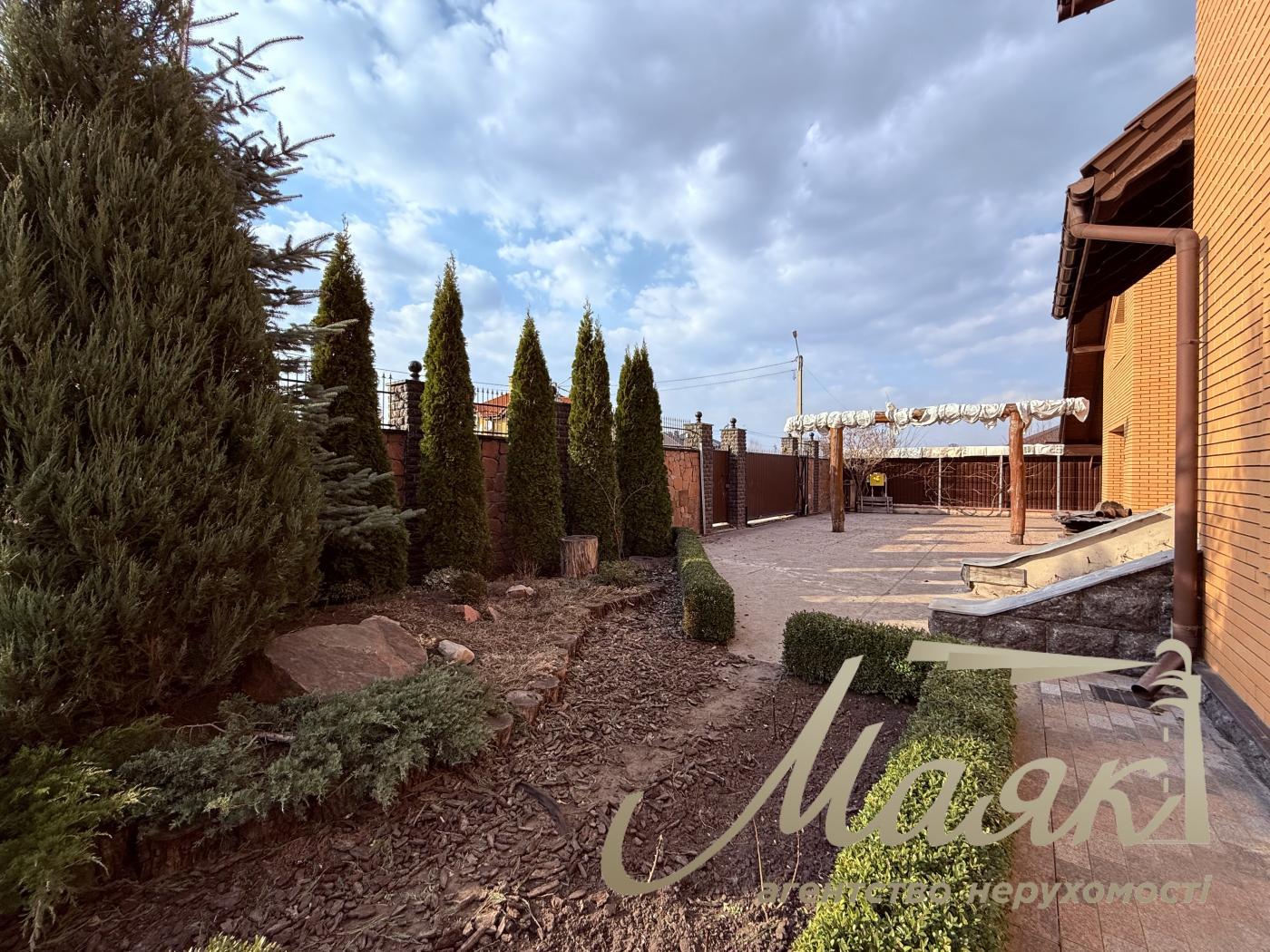 Продажа 2х-этажного дома 357.39м2 в с.Погребы, Броварский район.