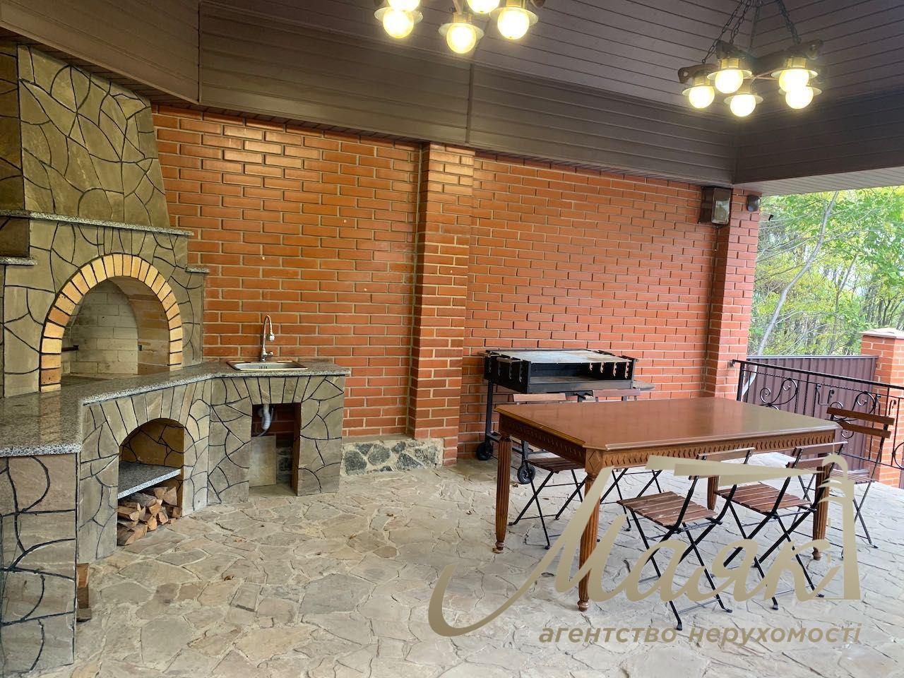 Оренда будинку з басейном у Лісниках, з приголомшливою ділянкою.