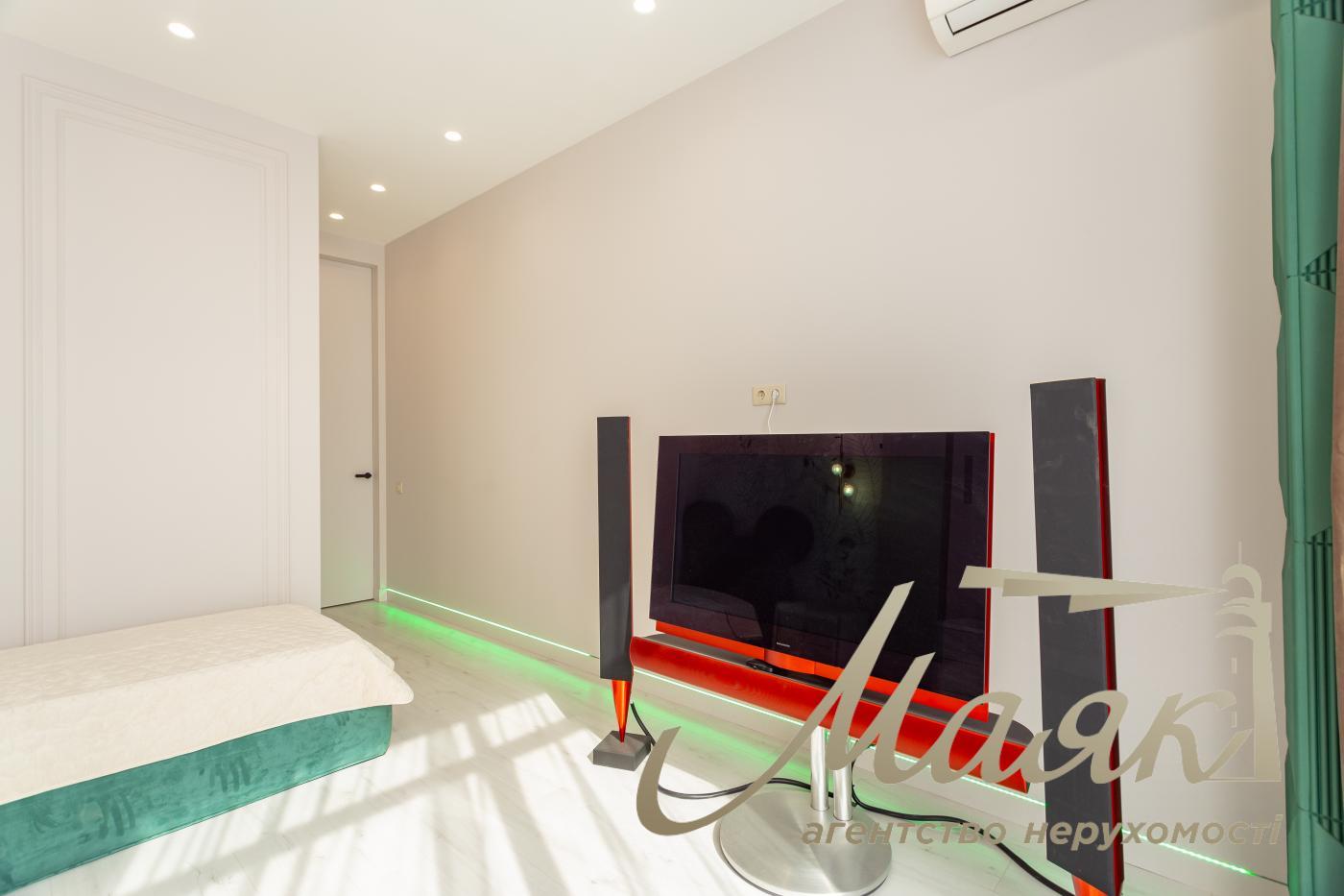 Продаж пентхауса 195 м² з терасою та дизайнерським ремонтом у ЖК Park Avenue VIP, Київ