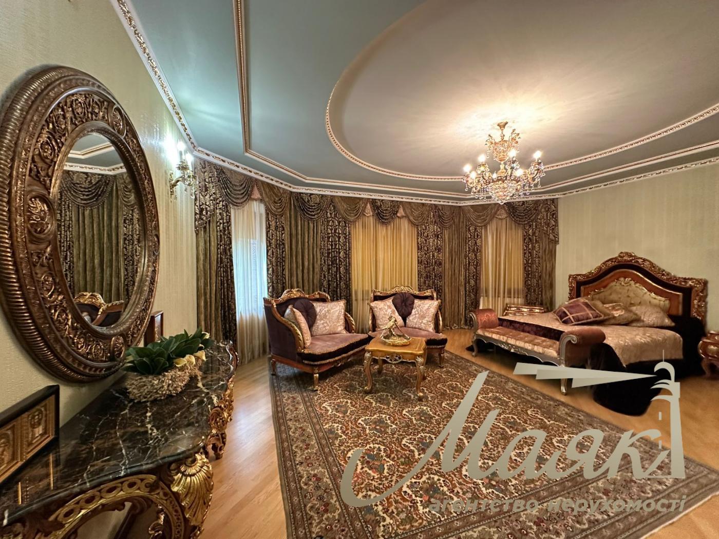 We offer for sale a luxurious house in Petropavlovska Borschagovka, Kiev, just 3 minutes from the city.